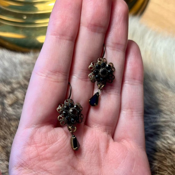 Vintage gold toned/brass black rhinestone crystal Kenny Ma earrings - Picture 4 of 4